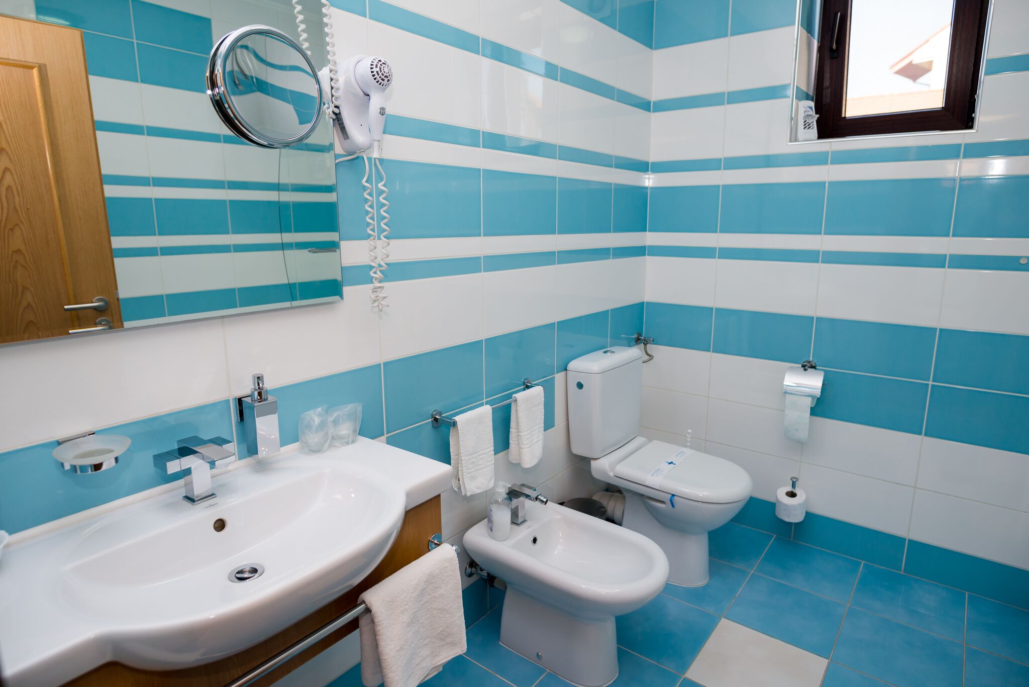 deluxe twin room | minibar, desk, blackout curtains, soundproofing