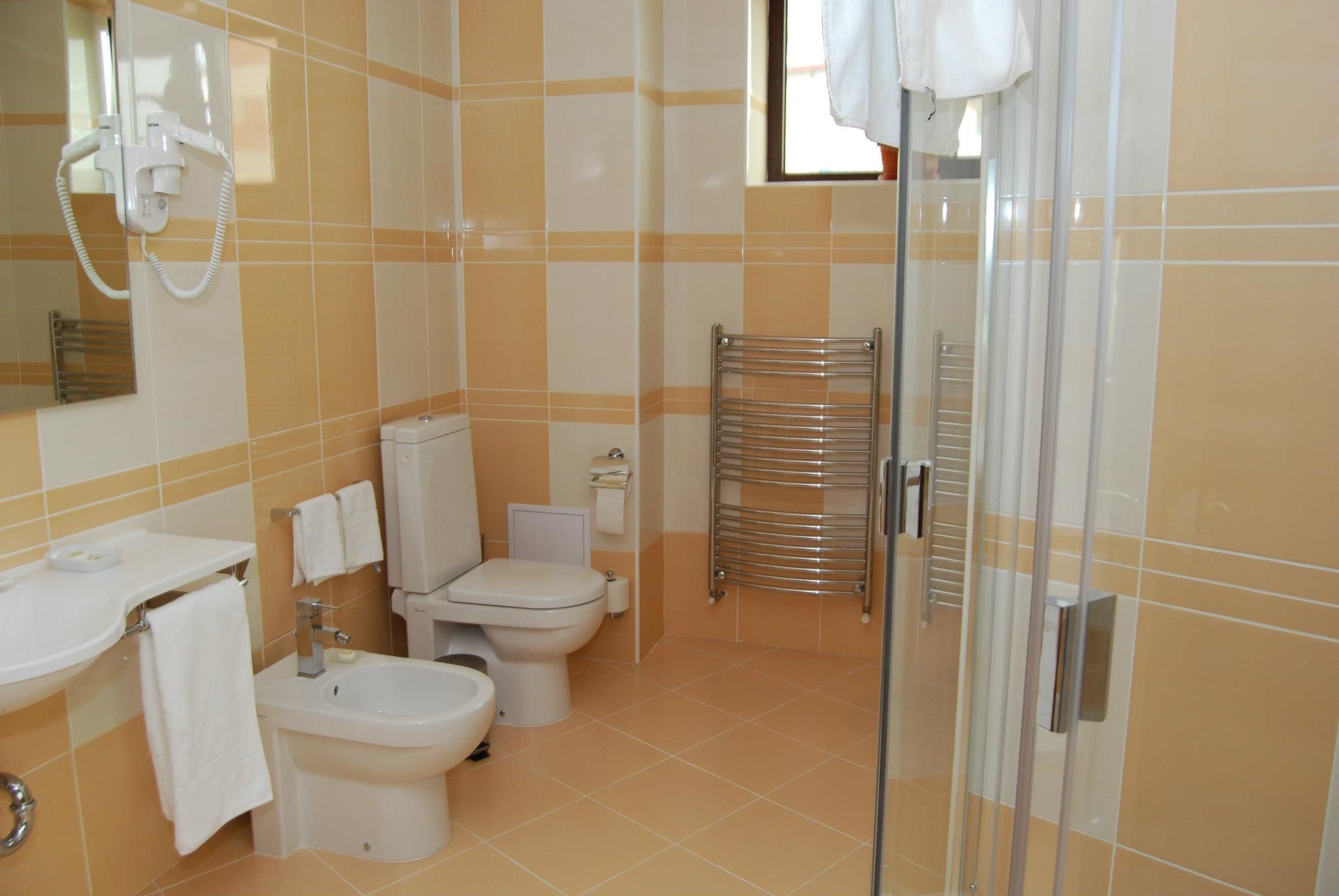 junior suite | bathroom | bathtub, deep-soaking bathtub, free toiletries, hair dryer