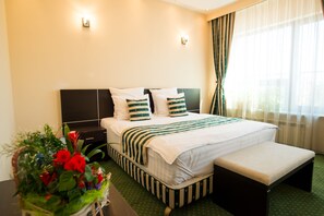 Minibar, skrivebord, blendingsgardiner og lydisolert