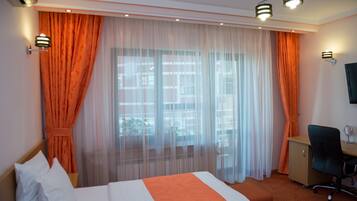 Deluxe Twin Room | Minibar, desk, blackout drapes, soundproofing