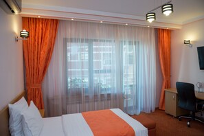 Habitación Deluxe con 2 camas individuales | Minibar, escritorio, cortinas opacas y sistema de insonorización