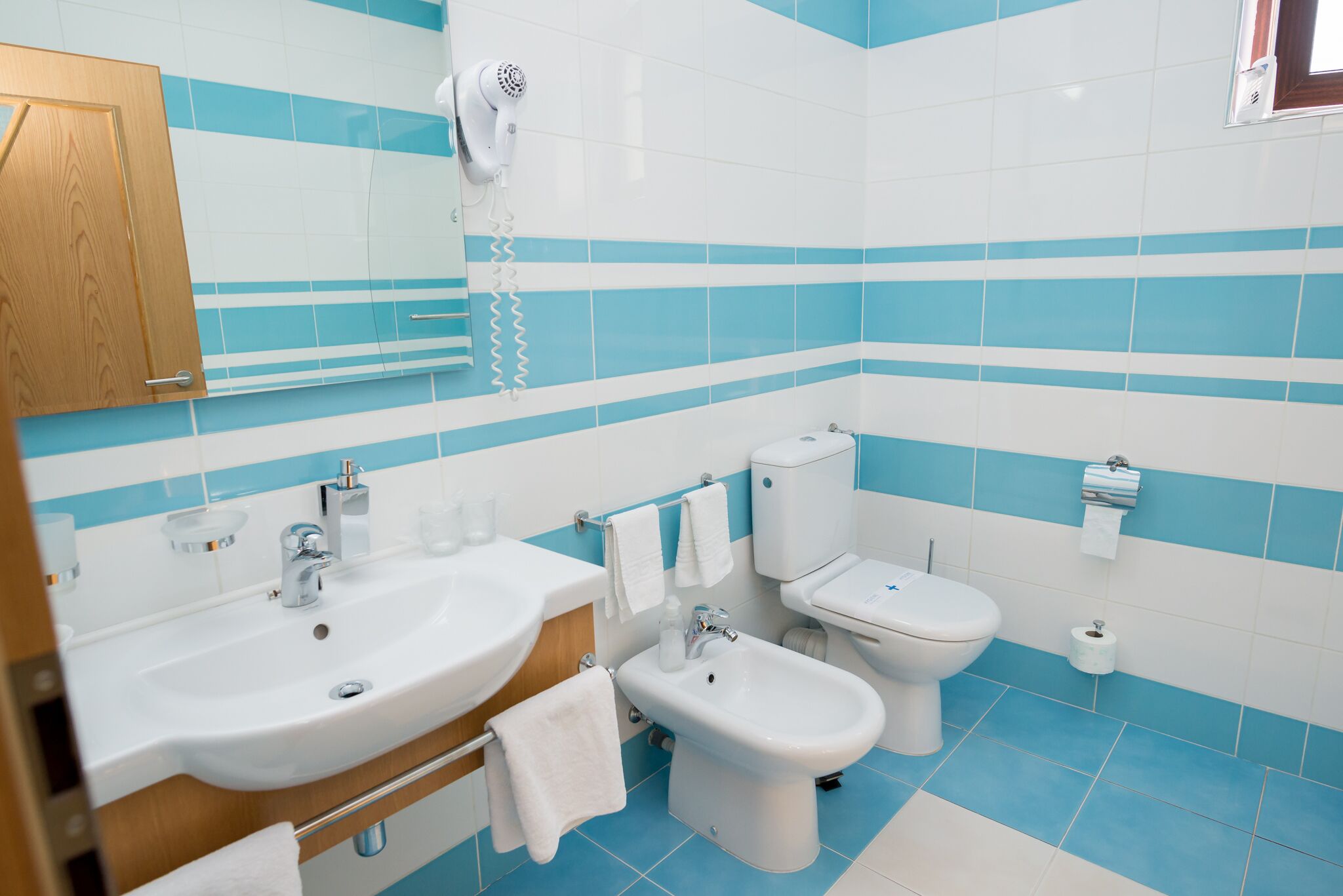 deluxe twin room | minibar, desk, blackout curtains, soundproofing