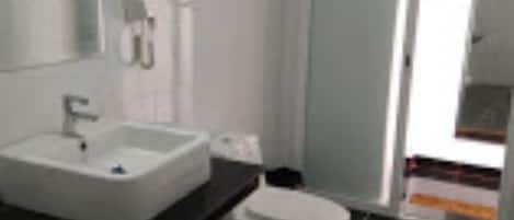Deluxe Twin Room | Bathroom | Shower, free toiletries, hair dryer, slippers