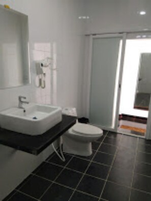 Deluxe-værelse med 2 enkeltsenge | Badeværelse | Bruser, gratis toiletartikler, hårtørrer, hjemmesko