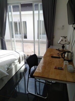 Minibar, pengeskab på værelset, skrivebord, mørklægningsgardiner