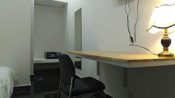 Minibar, coffres-forts dans les chambres, bureau, rideaux occultants