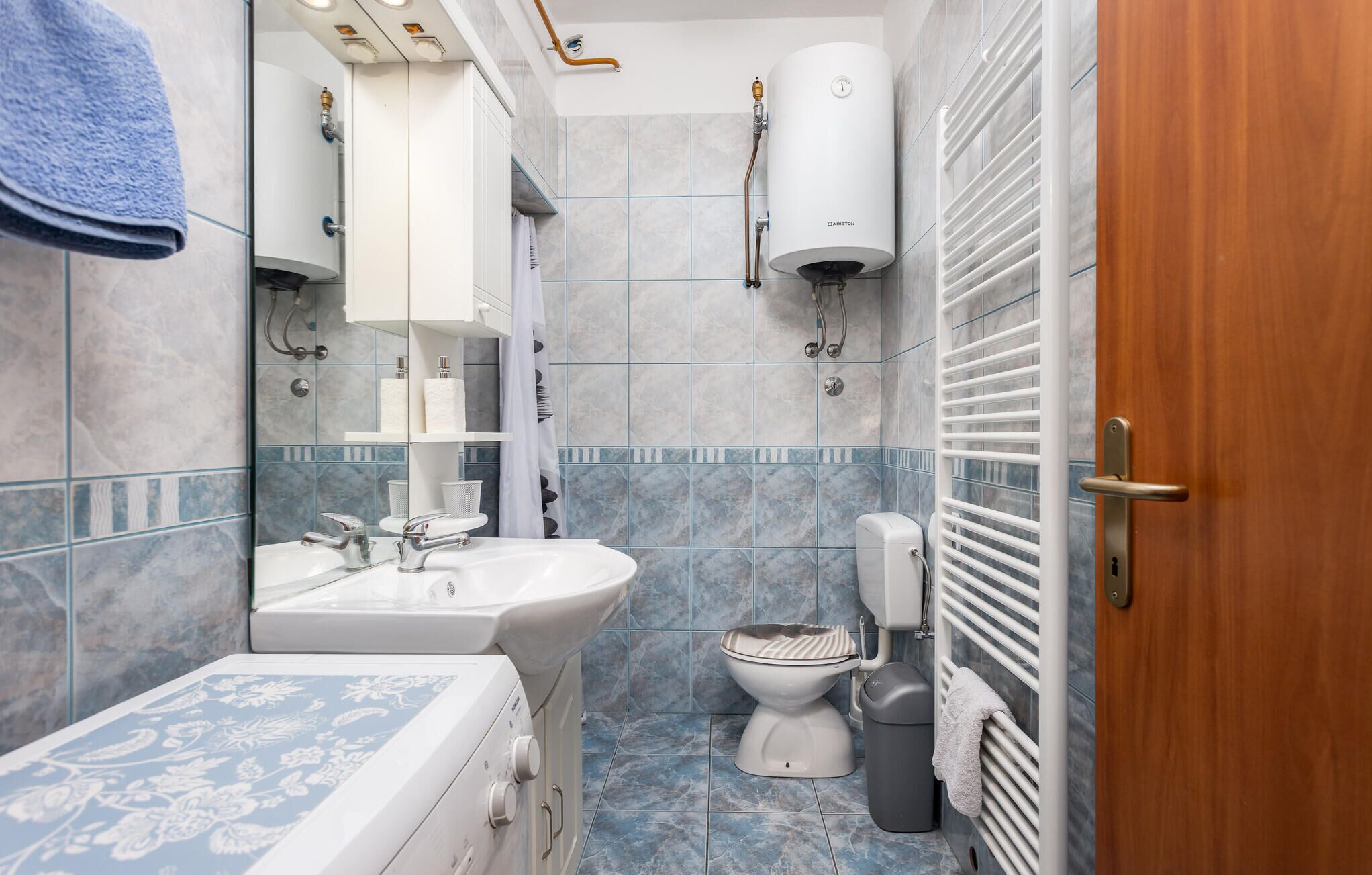 Een badkamer met een wastafel, toilet en douche.