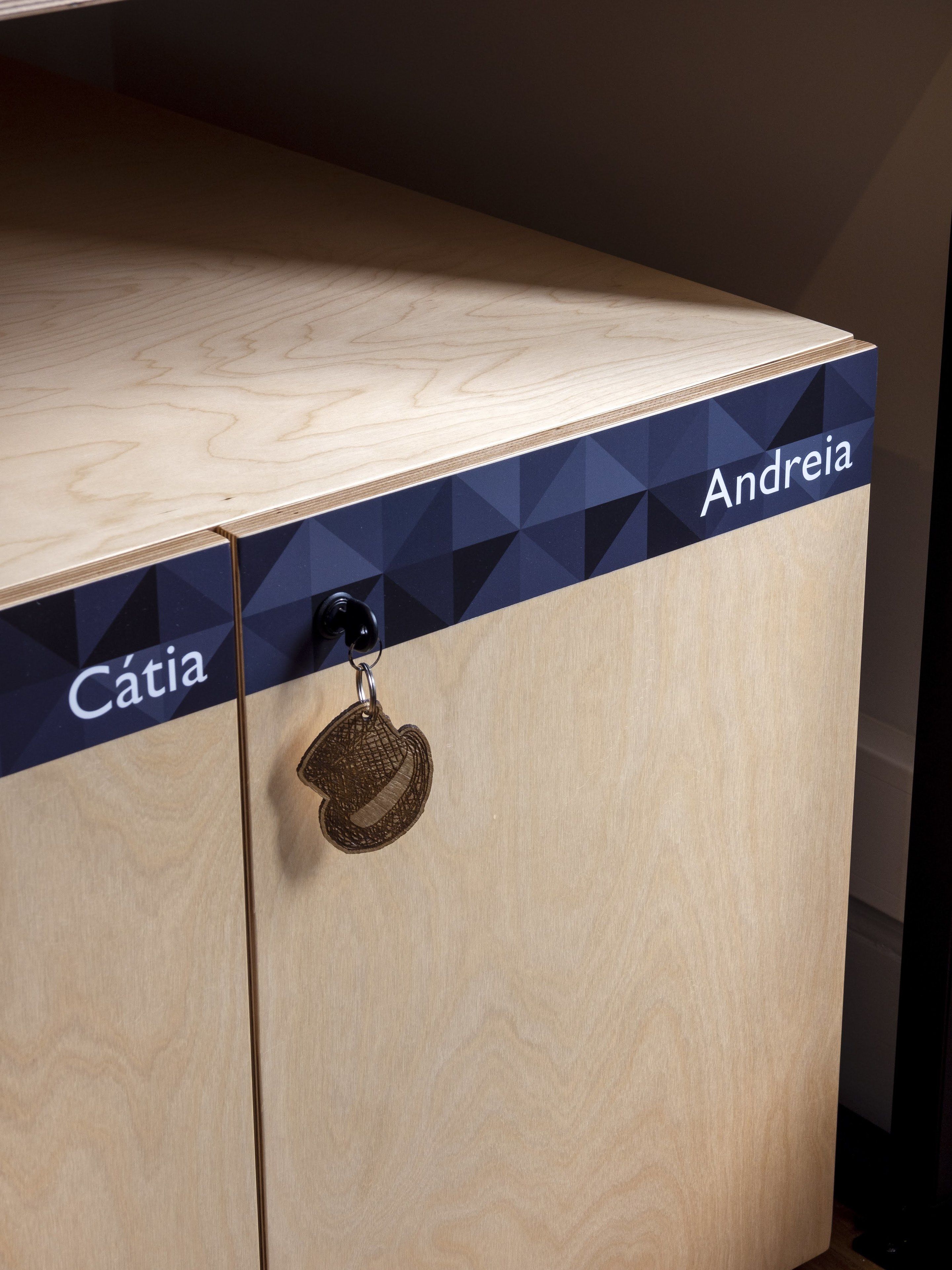 Un mueble de madera con una parte superior de diseño geométrico.