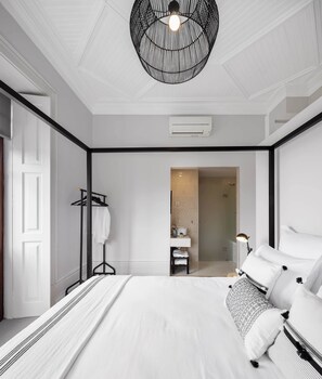 Deluxe Suite, City View | Individually decorated, free WiFi, bed sheets - Penedo da Saudade Suites & Hostel (Coimbra)