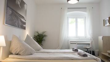 Business House, 3 Bedrooms, 2 Bathrooms | 3 bedrooms, desk, blackout curtains, iron/ironing board