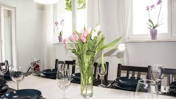 Business House, 3 Bedrooms, 2 Bathrooms | In-room dining