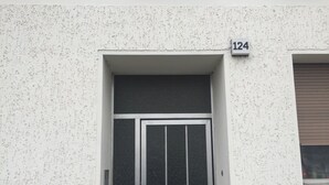 A building entrance with a number '124' above the door. - Bed'n'Work Apartment Mitte (Berlin)