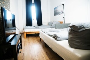 Basic Duplex, 3 Bedrooms, 2 Bathrooms | 3 bedrooms, desk, iron/ironing board, free WiFi - Bed'n'Work Apartment Mitte (Berlin)