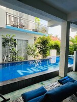 Una piscina al aire libre