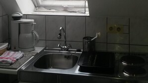 Una cucina con finestra, lavello e macchina per il caffè.
