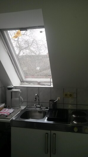 Refrigerador, microondas, parrilla de estufa y cafetera y tetera