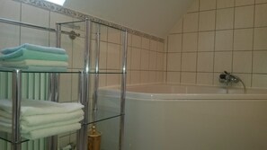 Badkar, hårtork, handdukar och toalettpapper