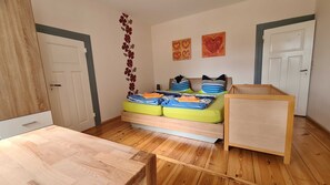 3 bedrooms, travel cot, WiFi