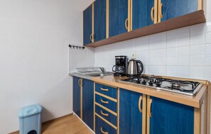 Refrigerador, microondas, parrilla de estufa y cafetera y tetera