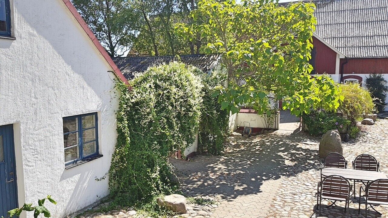 cottage, patio | courtyard view