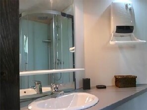 Douche, séchoir à cheveux, papier de toilette