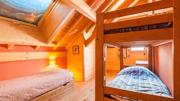 5 habitaciones, tabla de planchar con plancha, wifi y ropa de cama