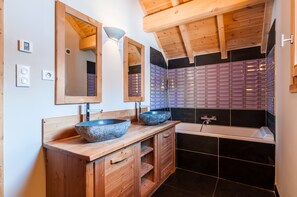 Ensemble douche/baignoire, sèche-cheveux, serviettes fournies