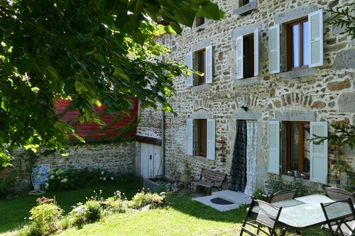 THE 46, located on the edge of the D265, without neighborhood, surrounded by meadows and forests