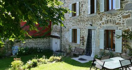 THE 46, located on the edge of the D265, without neighborhood, surrounded by meadows and forests