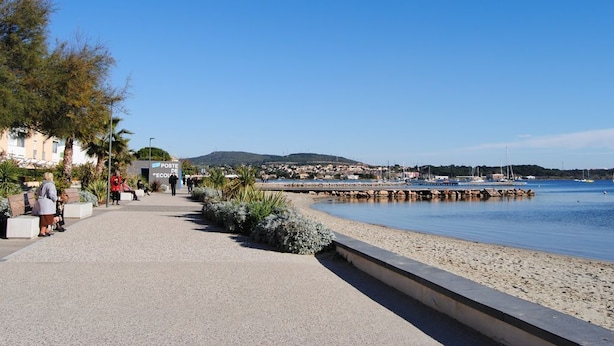 A coastal promenade with a clear sky, a sandy beach, and a pier extending into the water. - Architect house with pool near the sea (Sète), WiFi, Climate, Clévacances 4Clés (Balaruc-les-Bains)