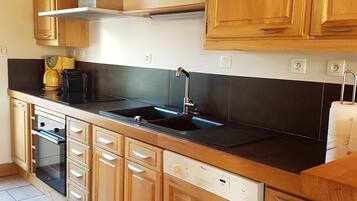 KylskÄp, mikrovÄgsugn, ugn och spishÀll