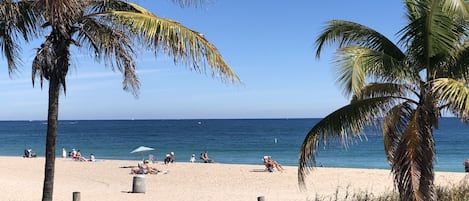 Strand | På stranden, solstolar och strandhanddukar