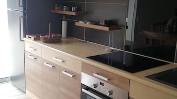 Refrigerador, microondas, horno, placa de cocina