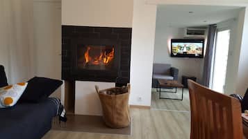 Televisión, chimenea