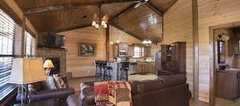 Luxury 2-BR Cabin on 4.8 acres From 2018 at Mt Fork River -10 Kayaks included!