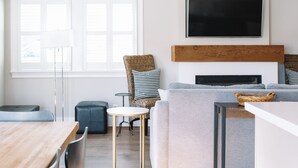 Una sala de estar moderna con un sofá, una televisión y una chimenea.