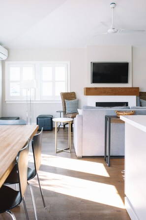 Fernseher, Kamin, Stereoanlage