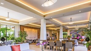 A spacious lobby with a sofa, round coffee table, and dining area. - So close to Ocean, Very private, Free use of owners car, 2 baths, EXTENDED STAYS (Lahaina)