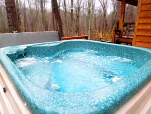 Outdoor spa tub - Kick Back Cabin - The Original - Hot Tub and Walking Trails (Nelsonville)