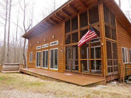 Kick Back Cabin - The Original - Hot Tub and Walking Trails