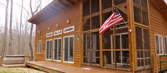 Kick Back Cabin - The Original - Hot Tub and Walking Trails