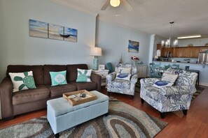 Télévision à écran plat, cheminée, lecteur de DVD