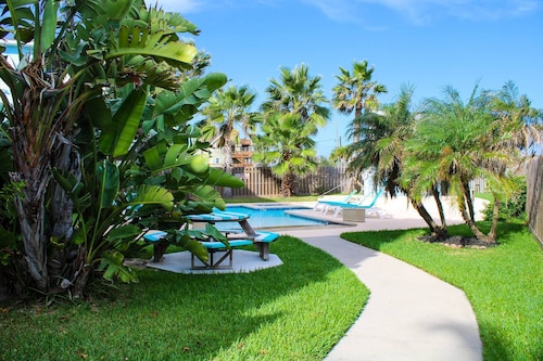 122SB; 1BR Tehokkuus, 1 Queen 1 vuodesohva, täydellinen keittiö, 1 korttelin rantaan