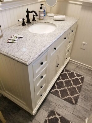 تجهيزات دش، مجففات شعر، مناشف، صابون