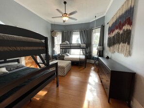 5 bedrooms, iron/ironing board, WiFi, bed sheets