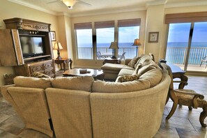 TV, DVD-spiller og stereoanlegg