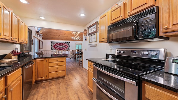 Køleskab, mikrobølgeovn, ovn, kogeplade