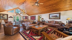 Televisión, chimenea, reproductor de DVD, futbolito