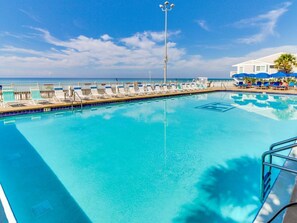 Een verwarmd zwembad