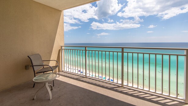 Un balcone con vista sulla spiaggia e sull'oceano.